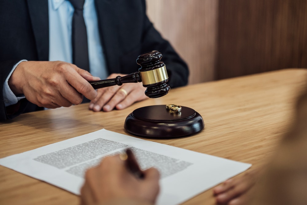 Comprendre les Lois sur le Divorce dans Différents États et Leur Application à Votre Cas avec un Avocat