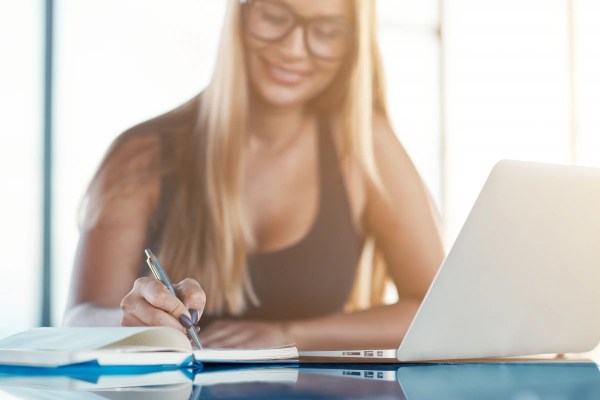 Les nouvelles formes de travail et la protection juridique des travailleurs indépendants : enjeux et perspectives